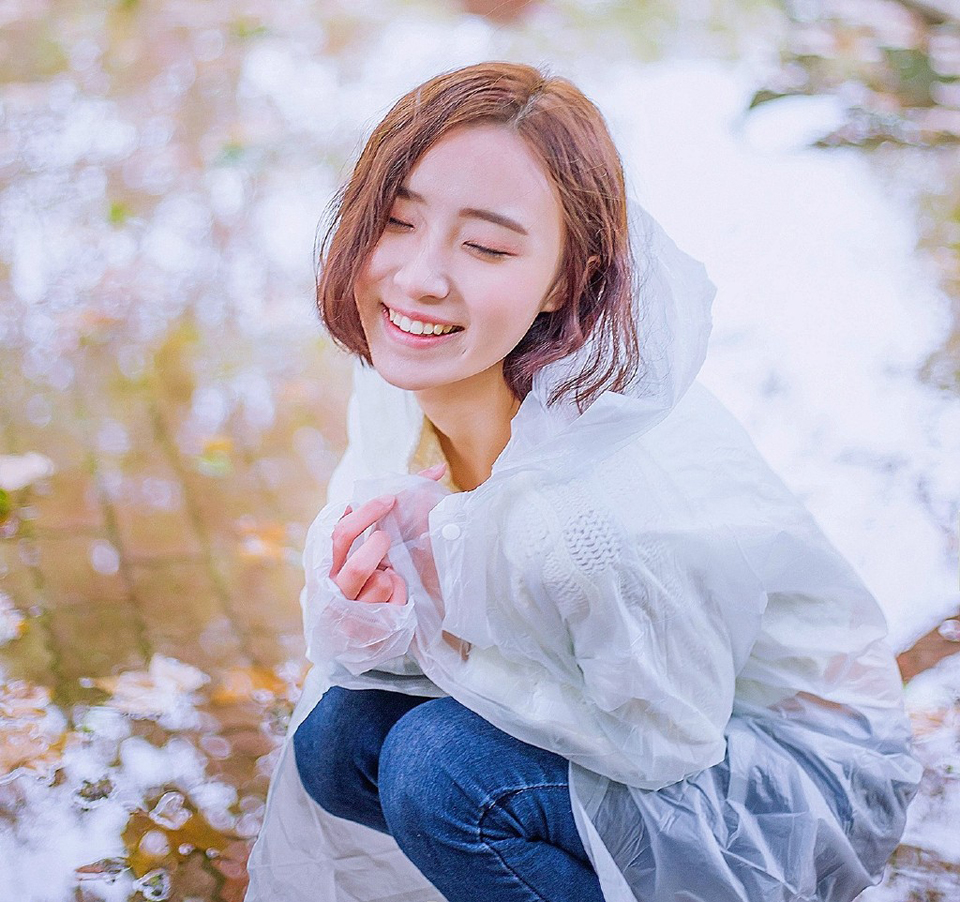 俏皮短发少女雨天游玩活泼可爱