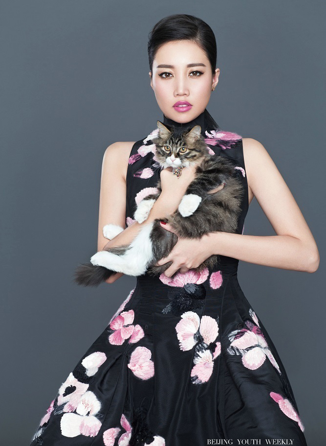 A-Lin与猫咪的猩红动人写真