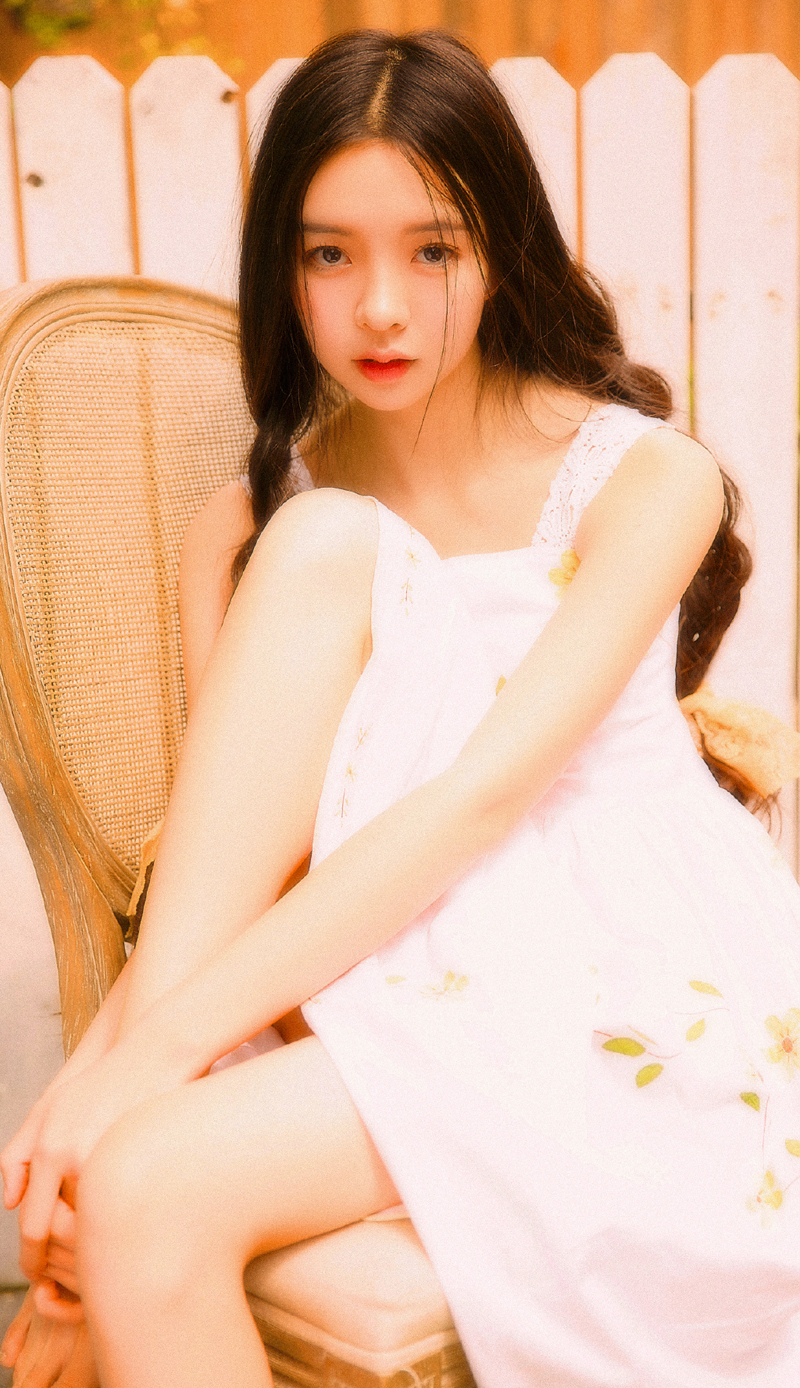 双马尾清秀少女纯色清新写真