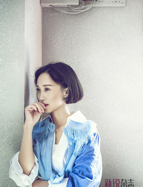 练束梅胡同深处拍大片写真