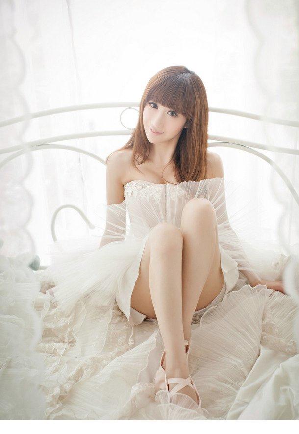 棉花糖女孩婚纱写真迷人美丽眼眸