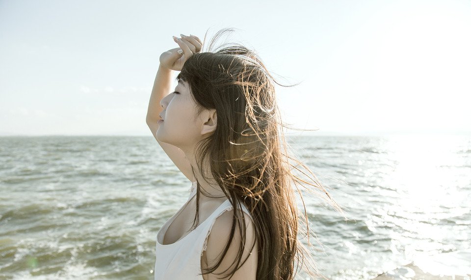 海边长发飘逸少女甜美动人写真