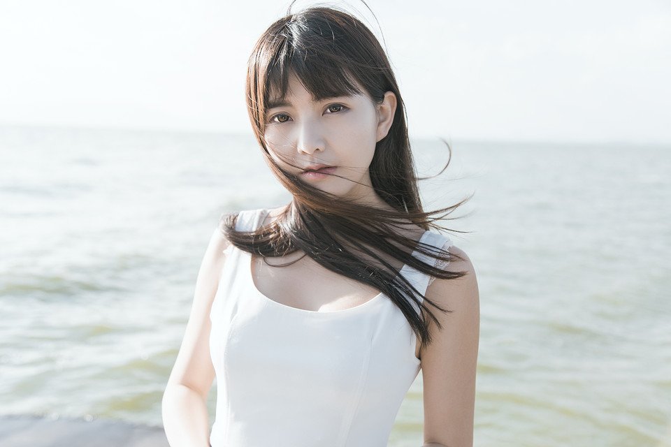 海边长发飘逸少女甜美动人写真