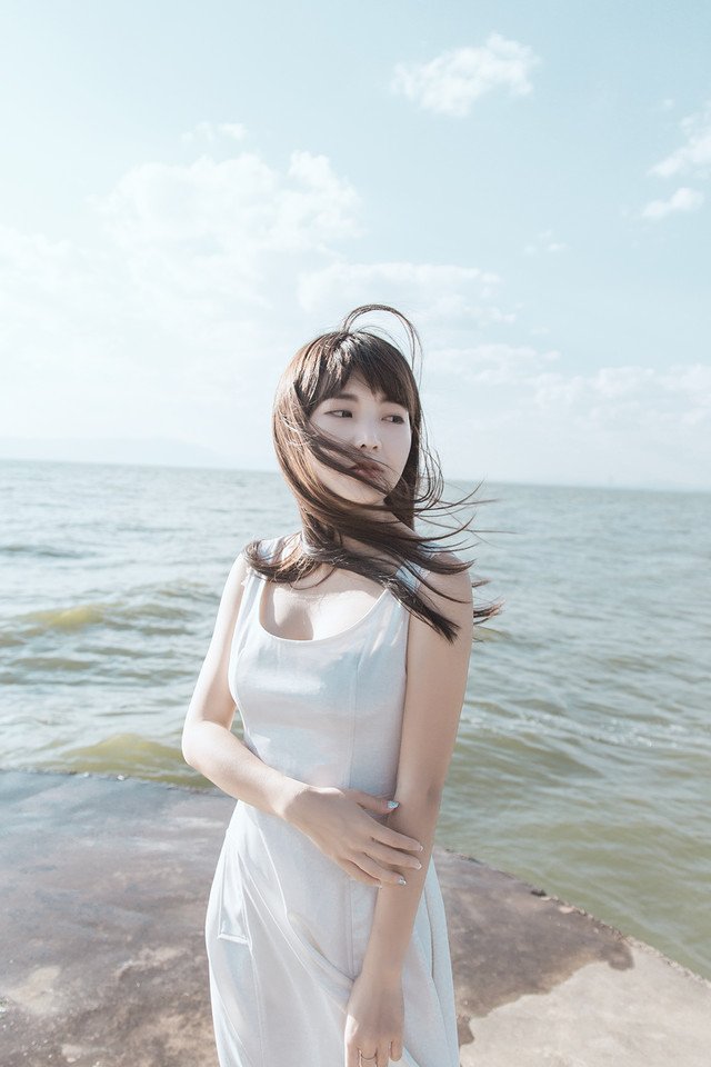 海边长发飘逸少女甜美动人写真