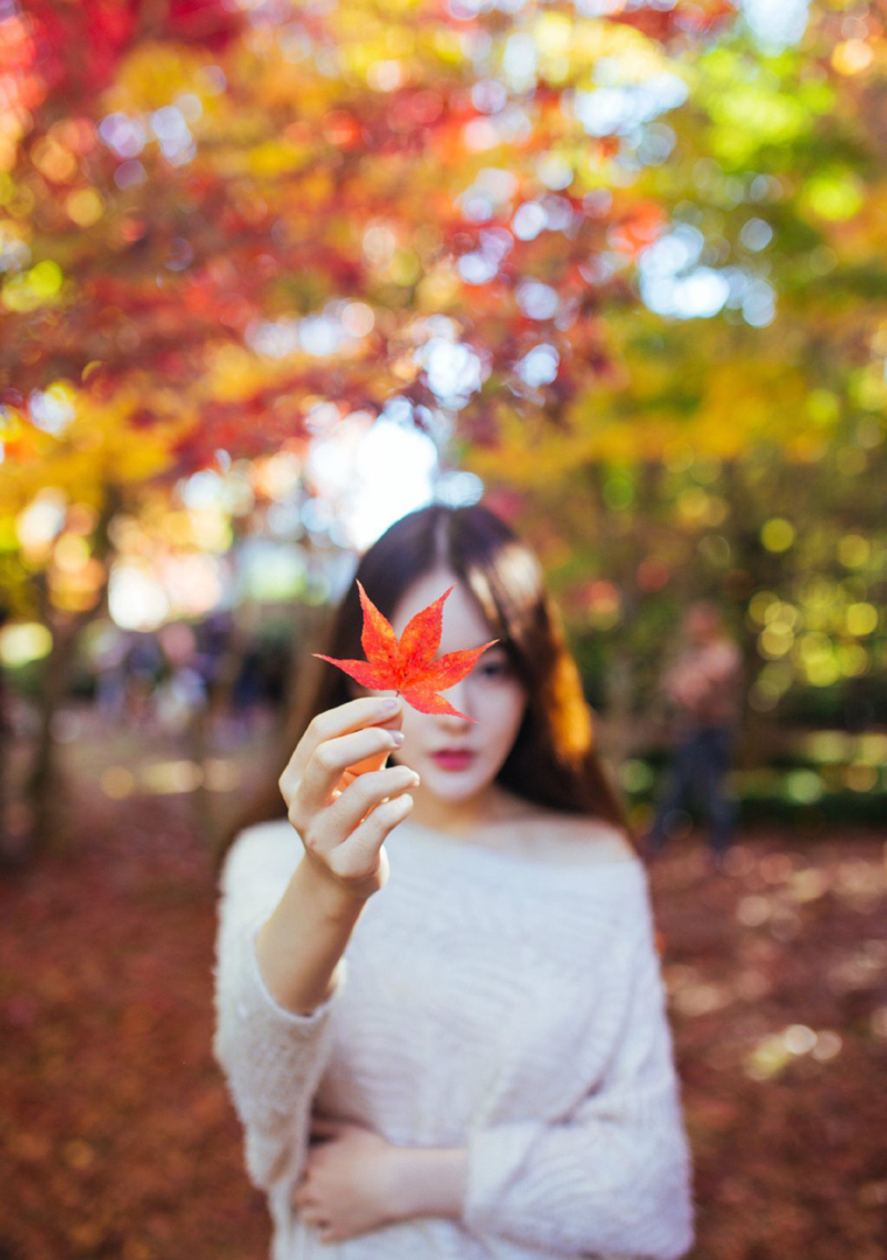 高颜值少女初秋枫林写真清新唯美