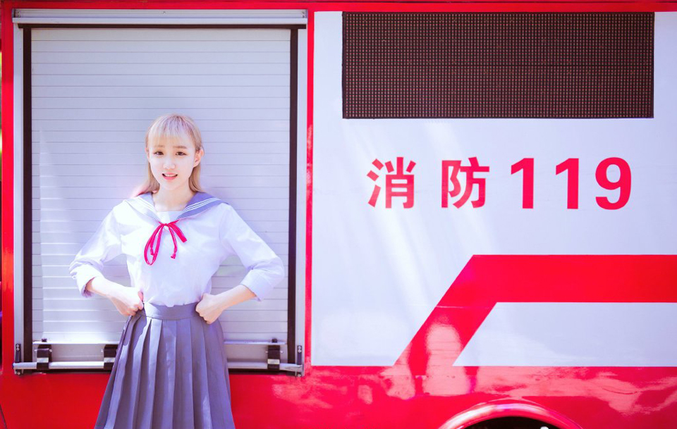 可爱学生妹户外写真甜美可人