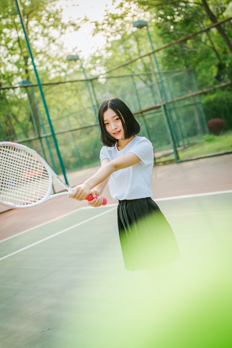 网球场上的短发清纯校园女孩阳光写真