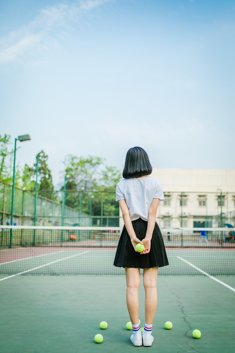 网球场上的短发清纯校园女孩阳光写真
