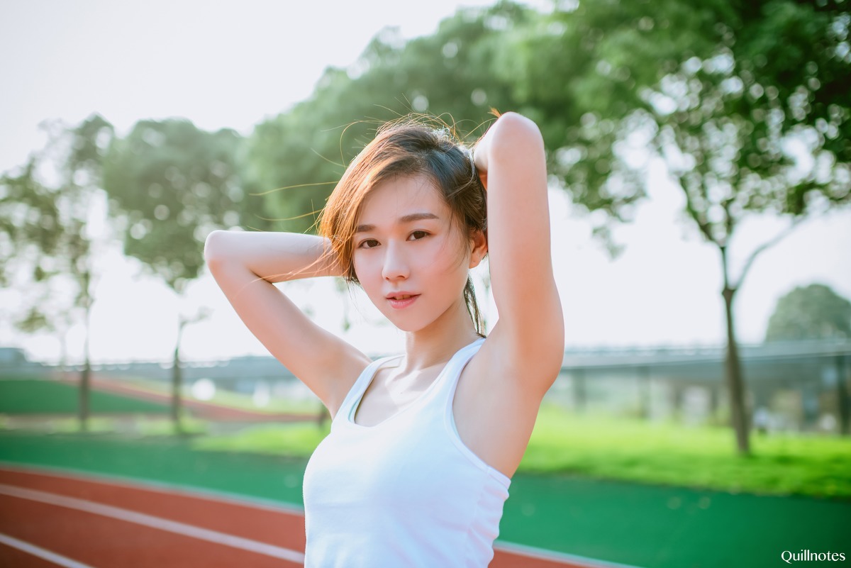 清纯长发运动少女热裤校园操场写真