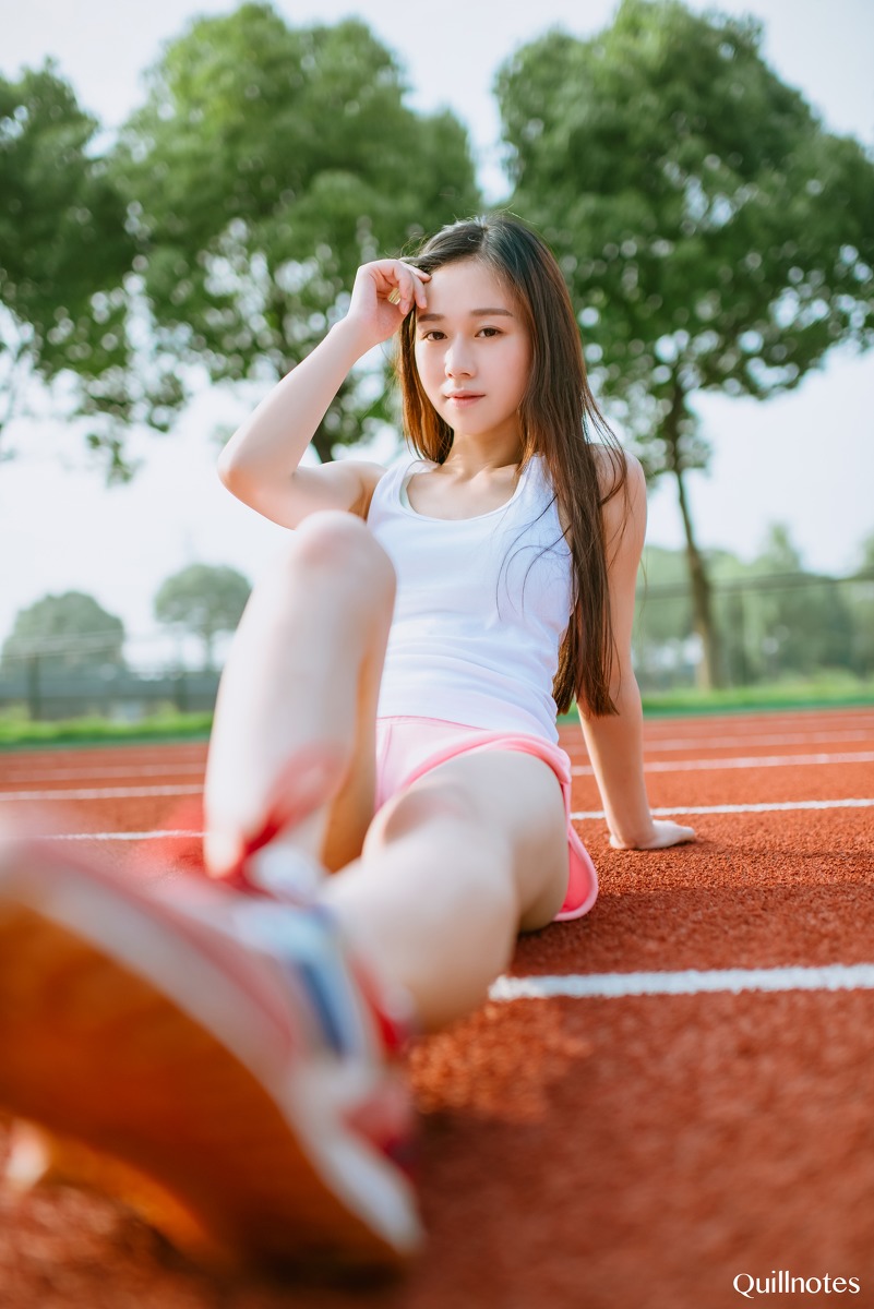 清纯长发运动少女热裤校园操场写真