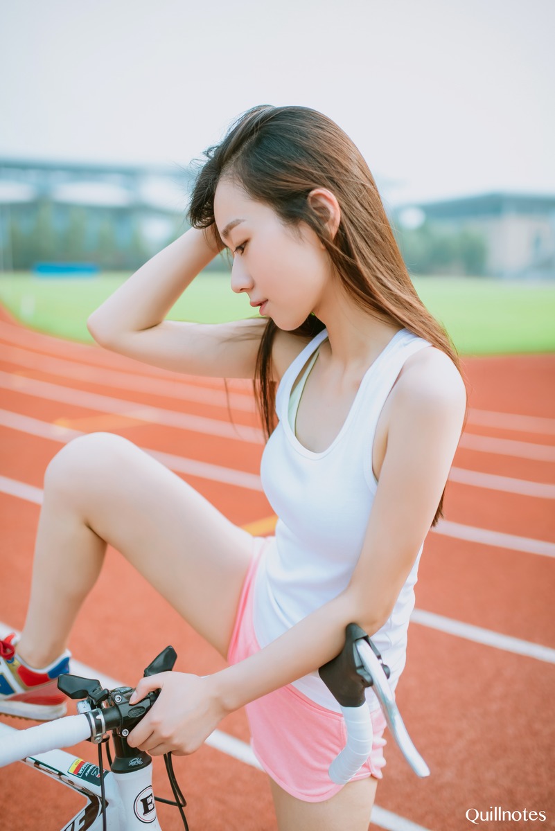 清纯长发运动少女热裤校园操场写真