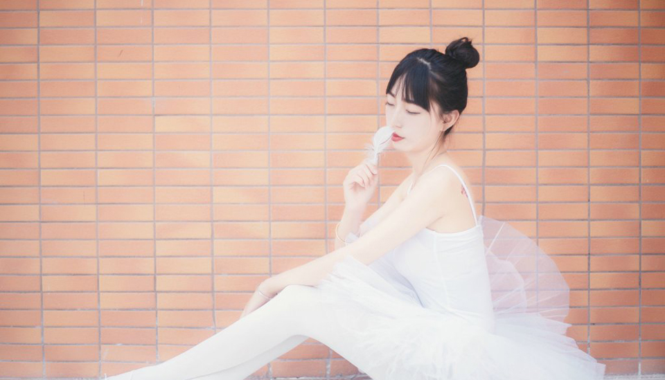 白皙芭蕾舞少女静谧写真气质逼人