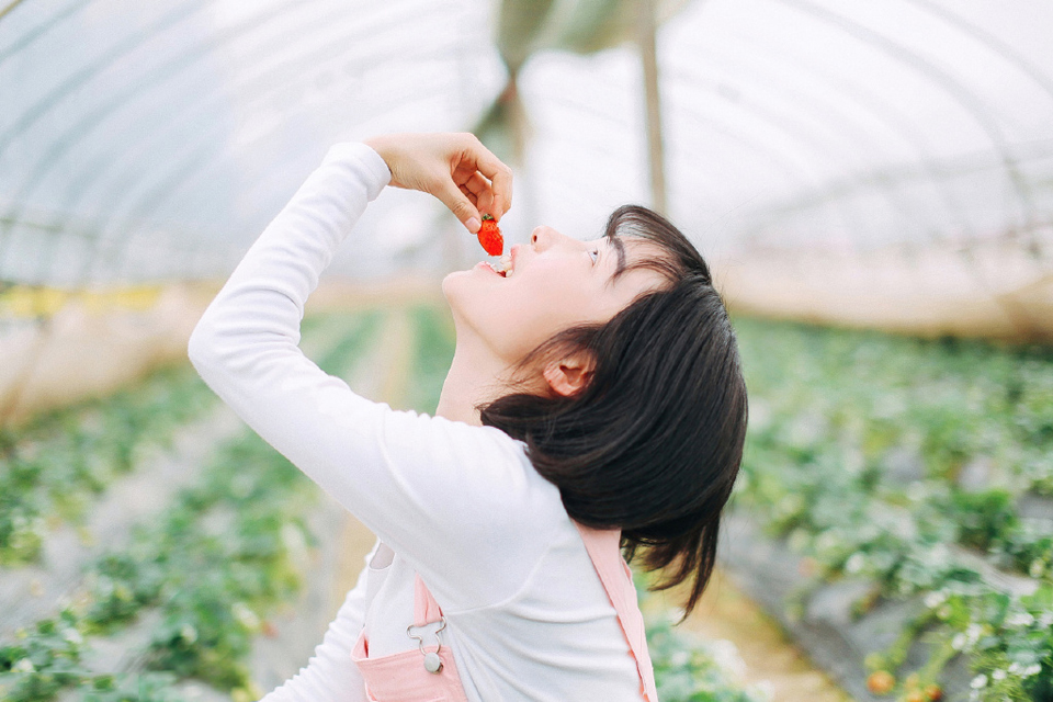 草莓少女大棚俏皮写真红润可爱