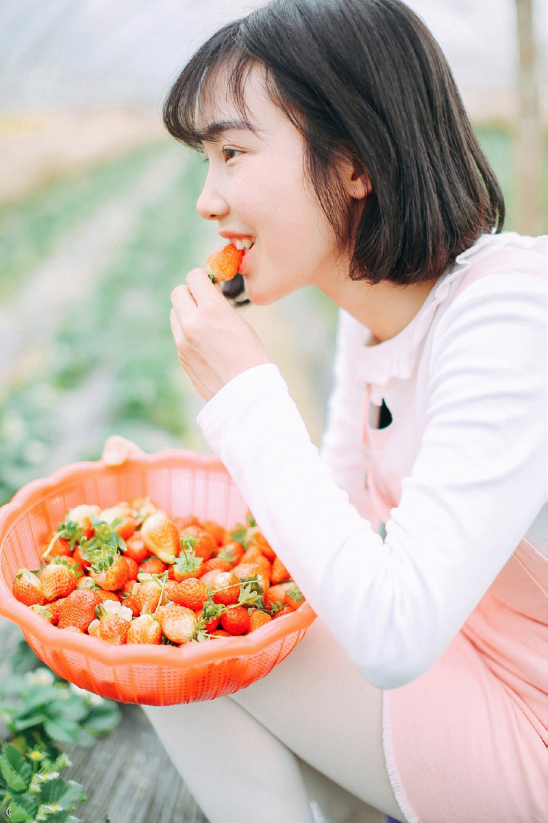 草莓少女大棚俏皮写真红润可爱