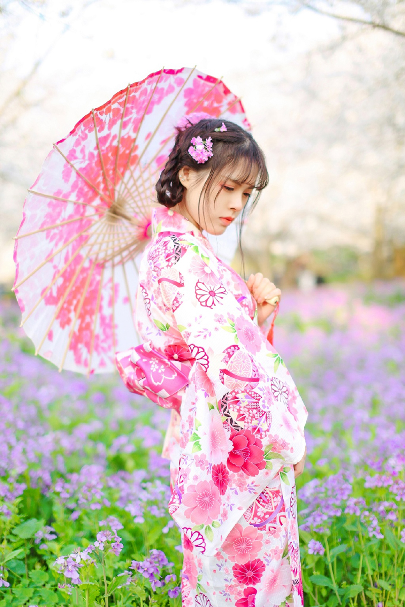 和服美女气质写真樱花丛中美艳动人