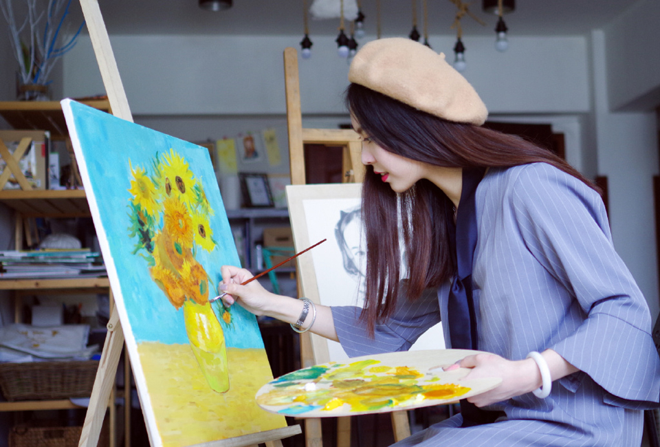 画室美女安静作画认真的女孩最迷人