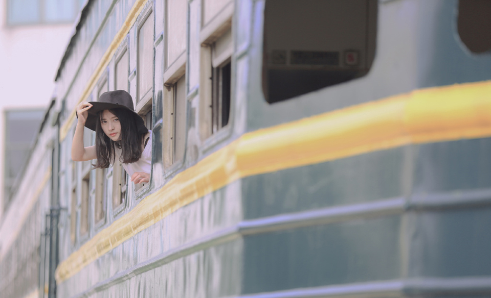 清新少女列车写真欣赏沿途靓丽风光