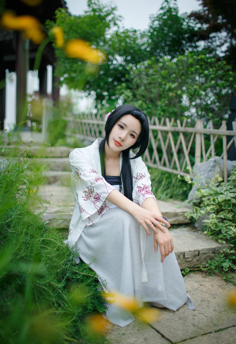 古风少女园林小道幽静写真清新淡雅