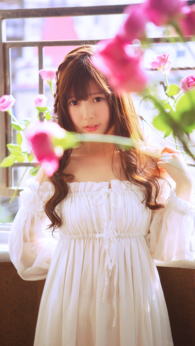 95后刘海女孩裸肩公主裙写真