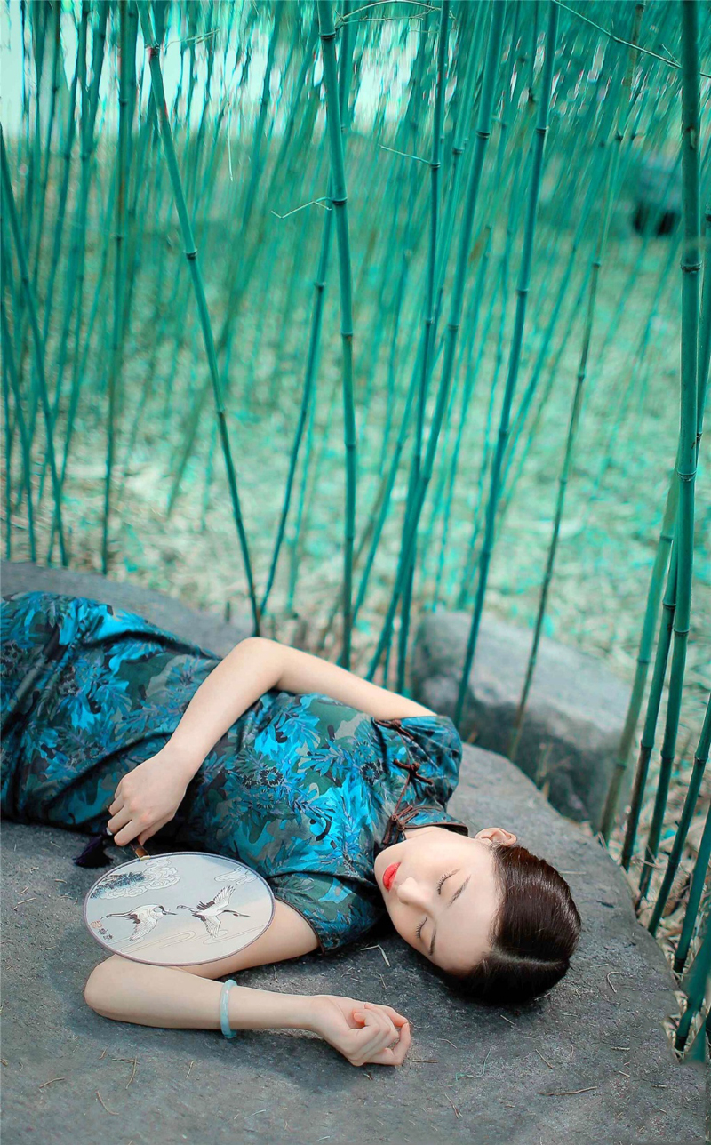气质旗袍少女竹林优雅意境写真照