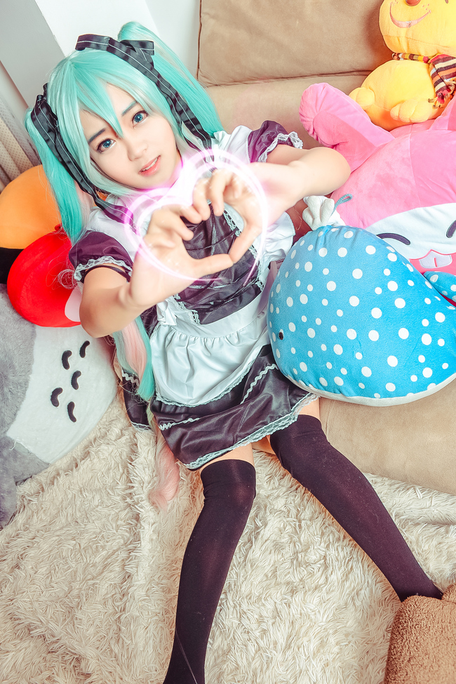 初音未来清纯女仆装cosplay俏皮可人