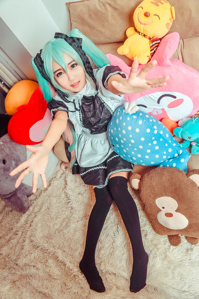 初音未来清纯女仆装cosplay俏皮可人