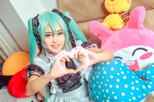 初音未来清纯女仆装cosplay俏皮可人