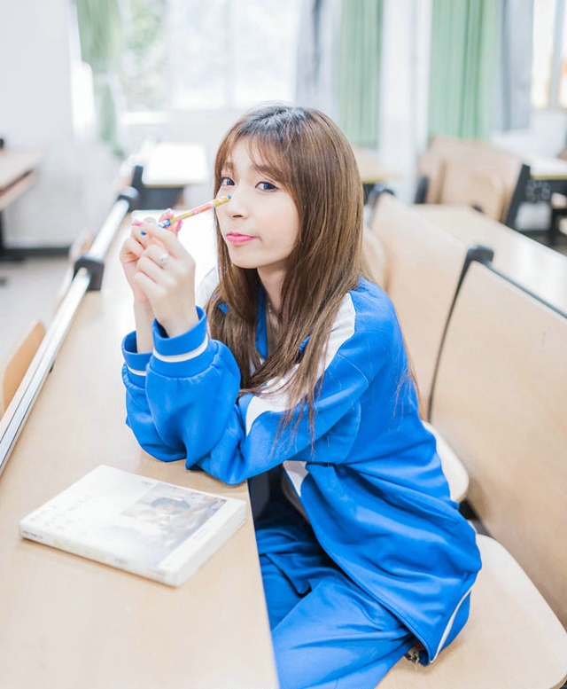 清纯甜美校花校服俏皮可爱写真