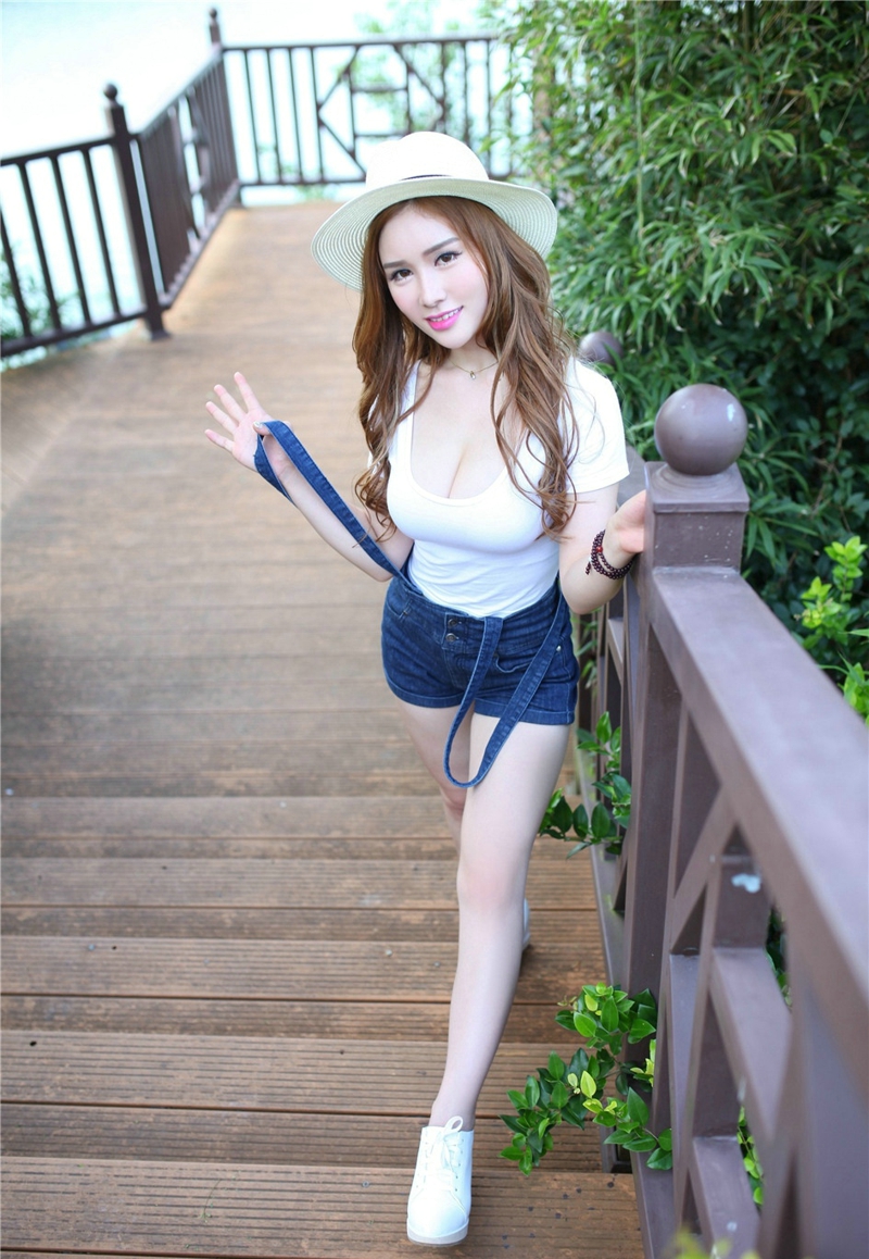 巨乳美女于姬Una纯白户外性感写真