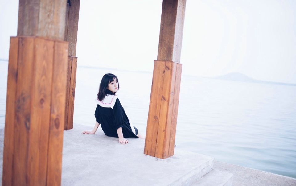 清新学生妹可爱活泼笑容灿烂