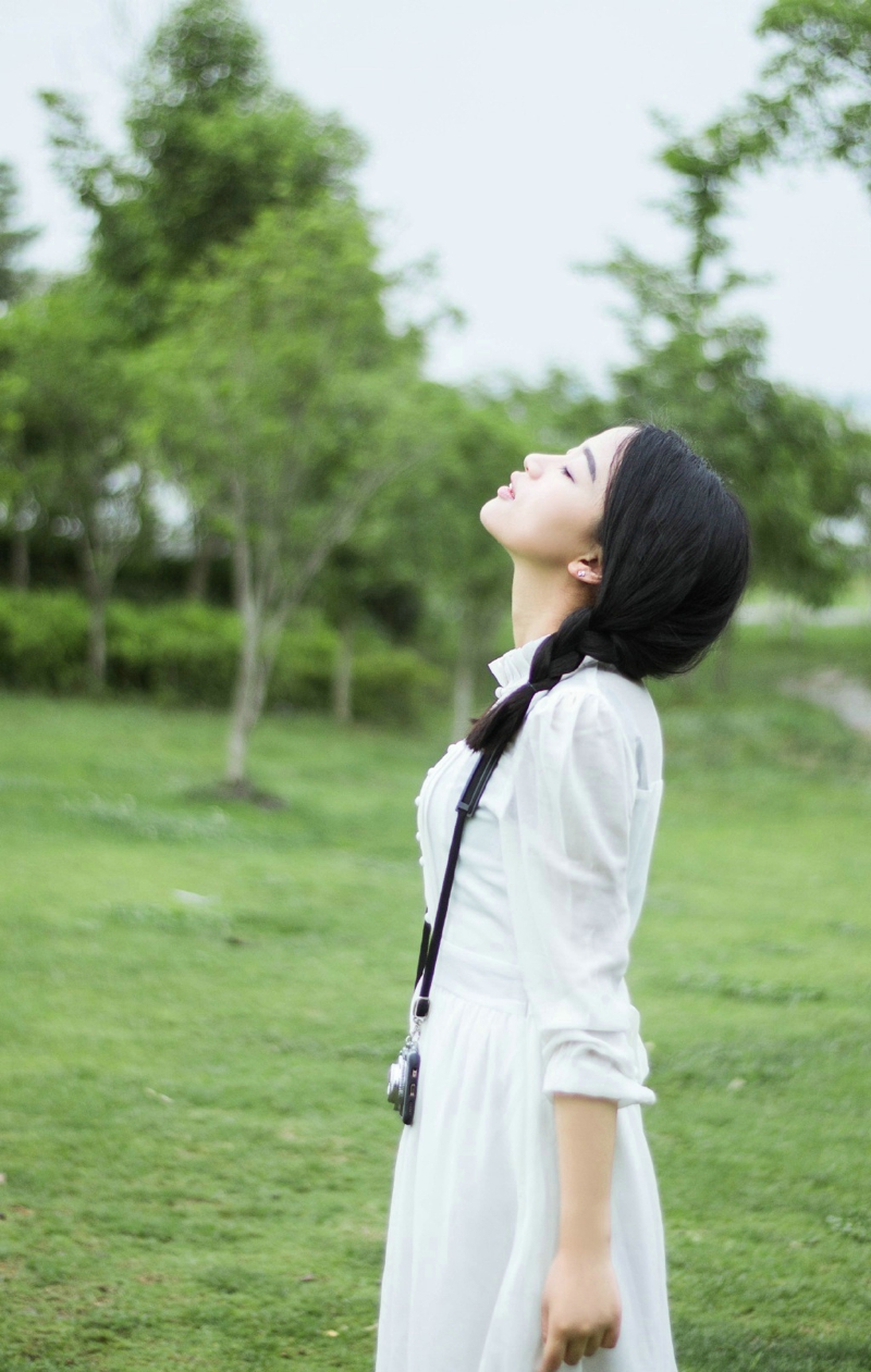 麻花辫少女清新自然户外甜美活泼