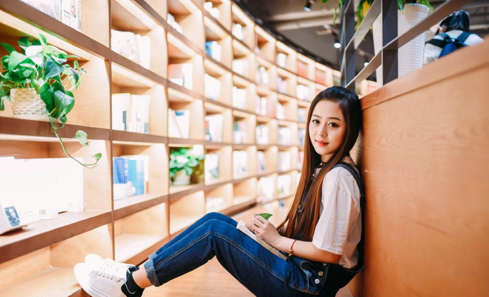 可爱大眼妹子逛街生活清新照