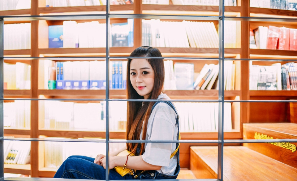 可爱大眼妹子逛街生活清新照
