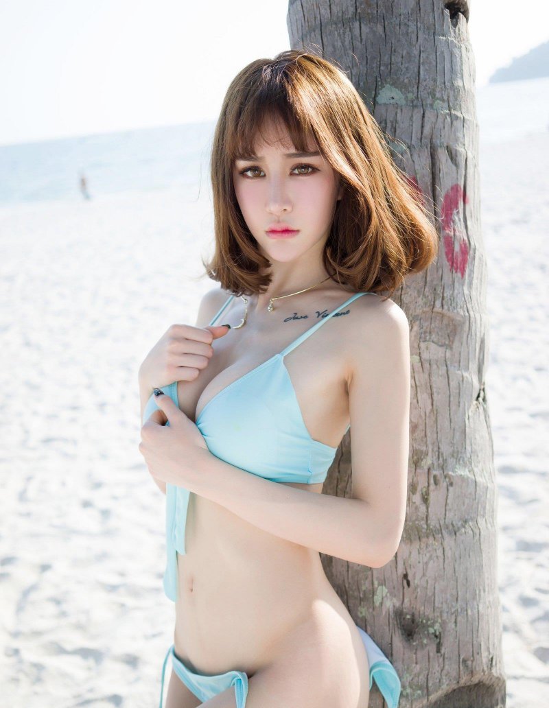 漂亮美眉Cheryl青树酥胸迷人沙滩写真