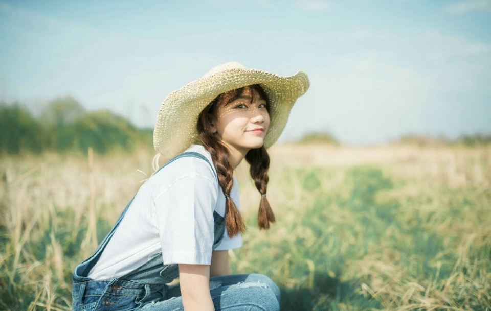 阳光活力少女野外清新甜美笑容