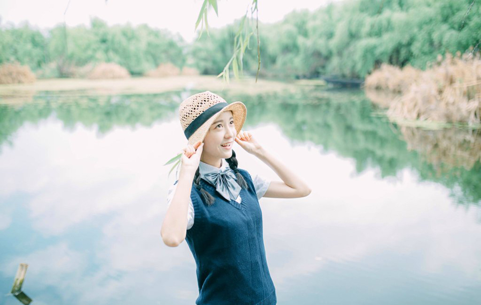 草帽少女湖畔鬼脸写真调皮可爱