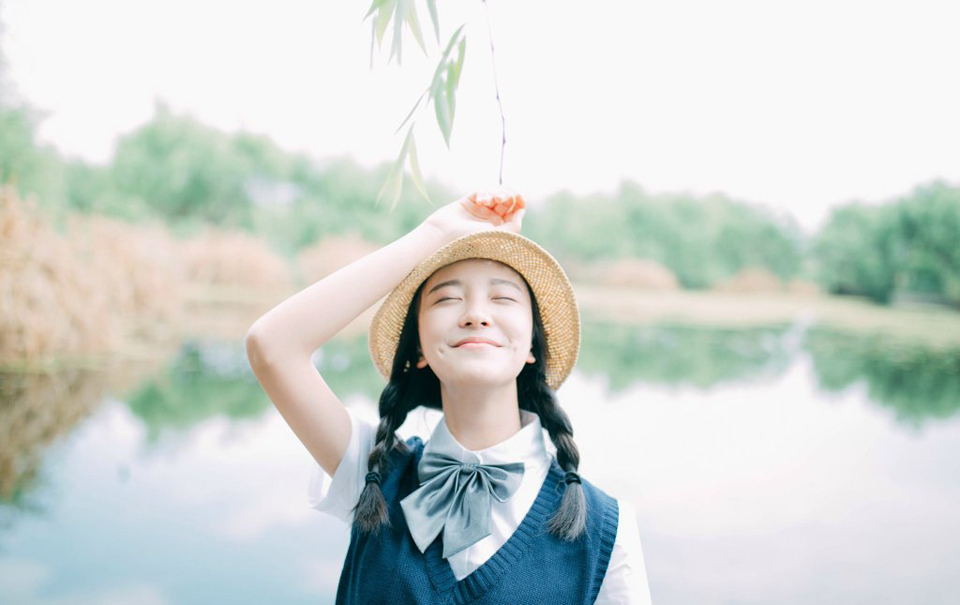 草帽少女湖畔鬼脸写真调皮可爱