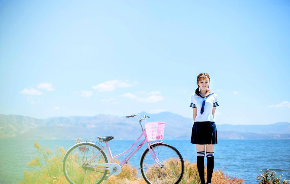 清纯学生妹单车唯美旅拍恬静可人