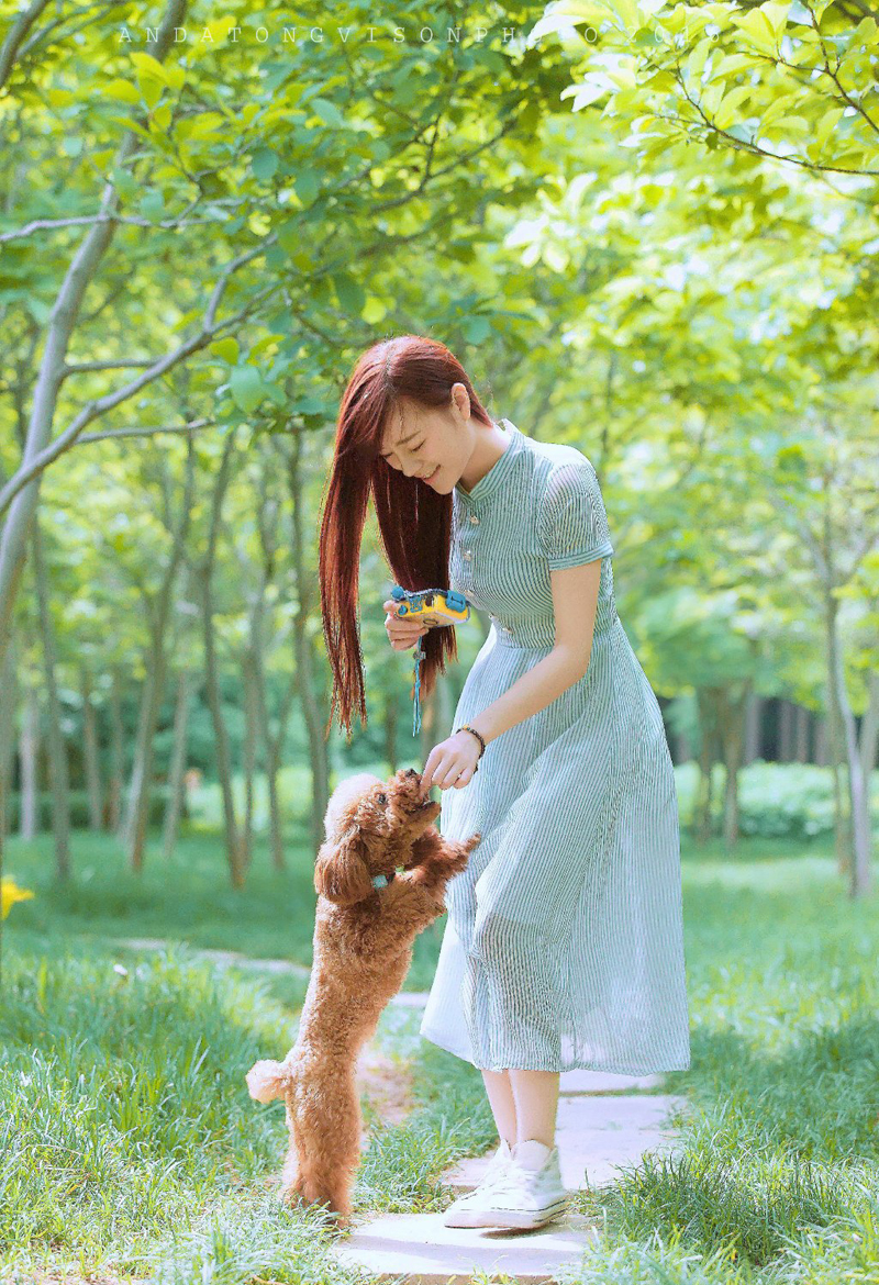 清新美女与可爱萌宠野外俏皮写真