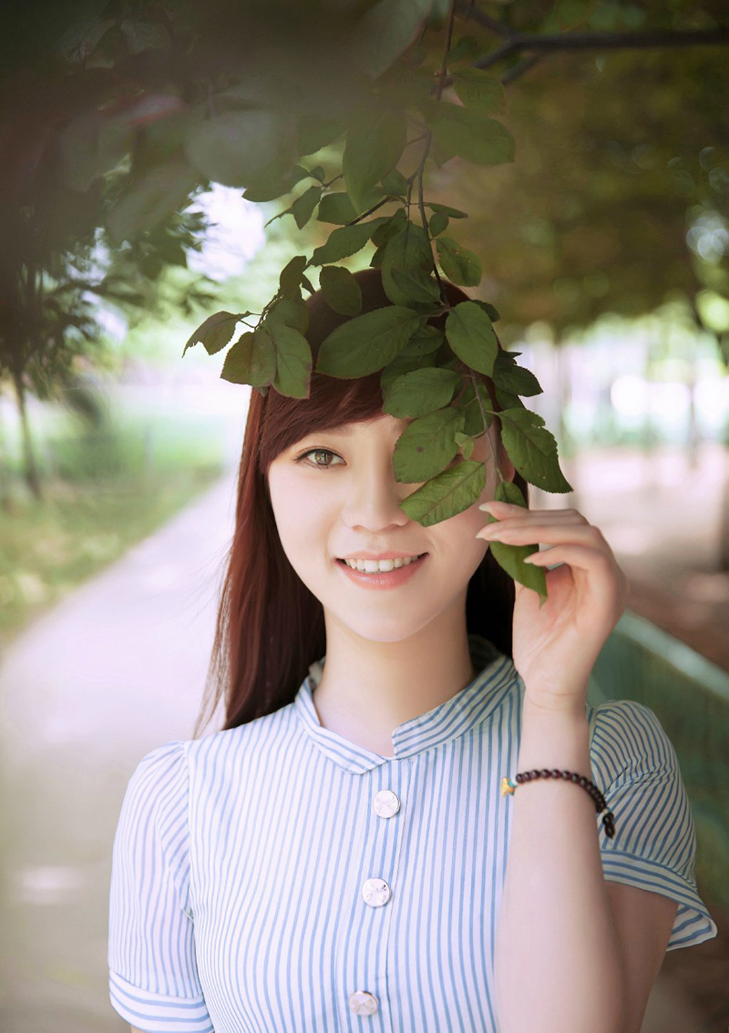 清新美女与可爱萌宠野外俏皮写真