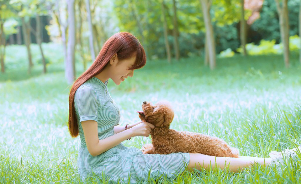 清新美女与可爱萌宠野外俏皮写真