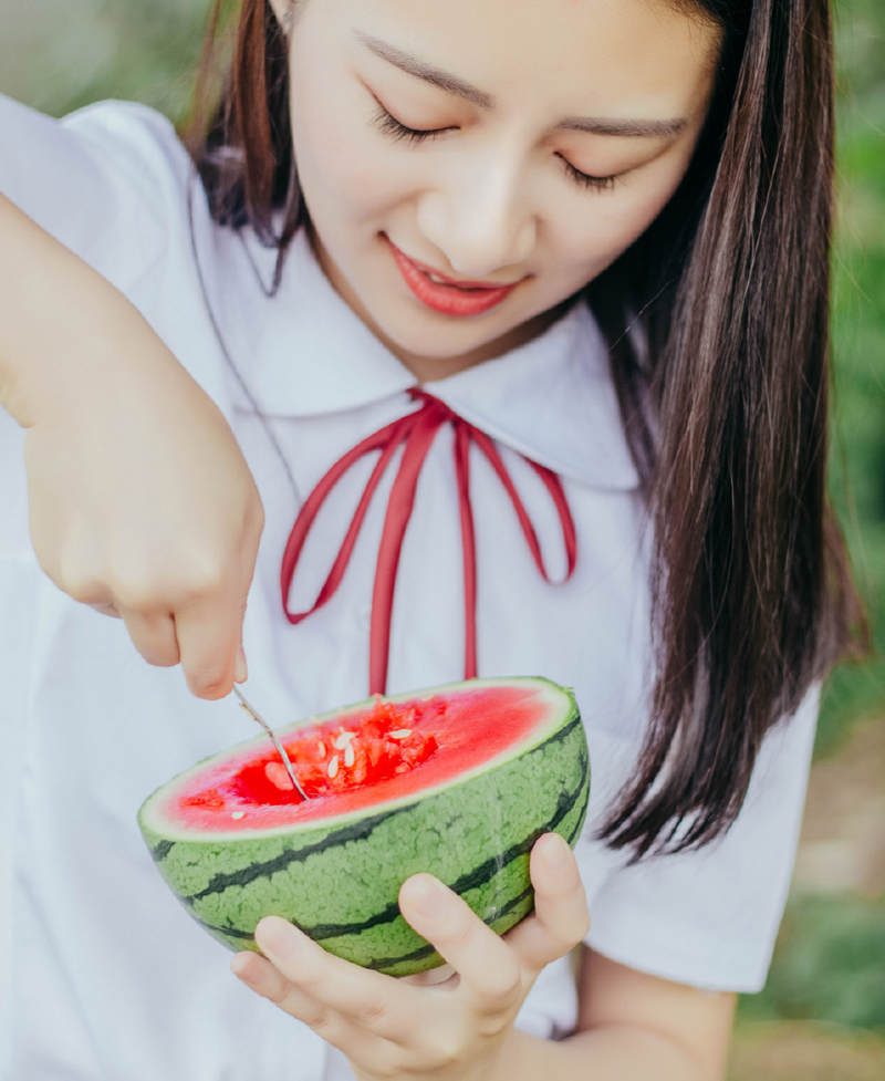 甜美西瓜少女学生装可爱写真