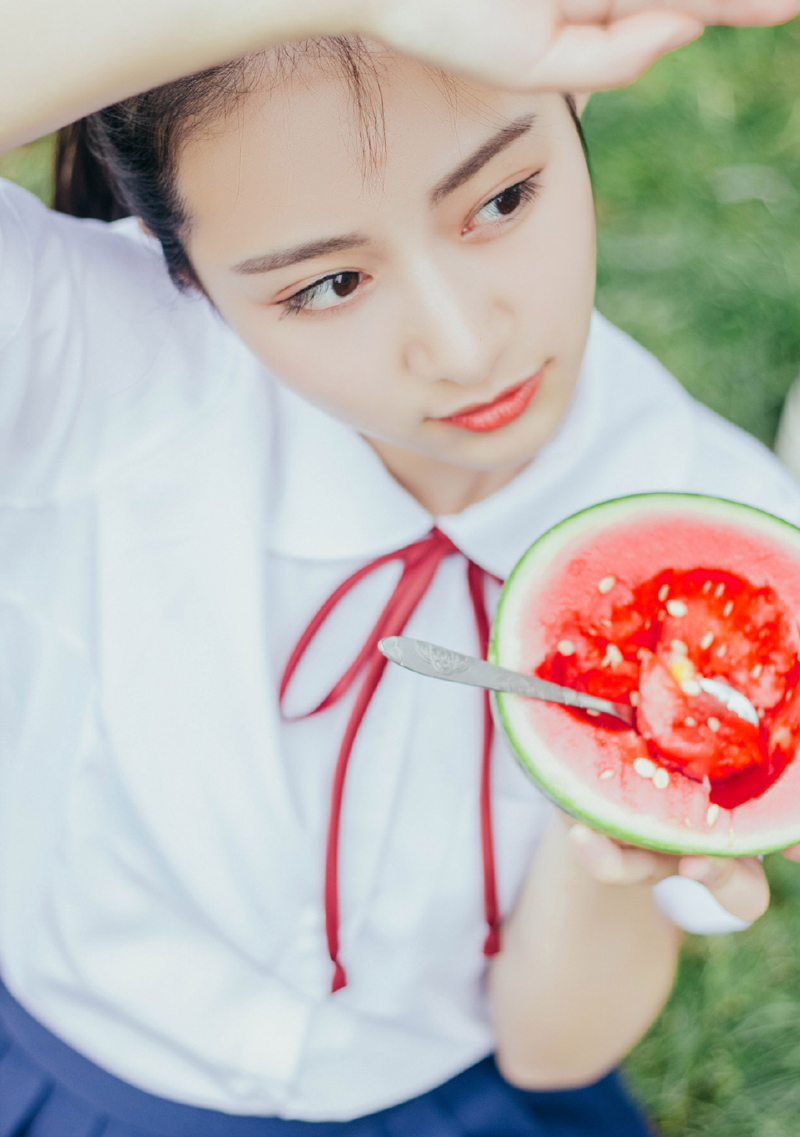 甜美西瓜少女学生装可爱写真