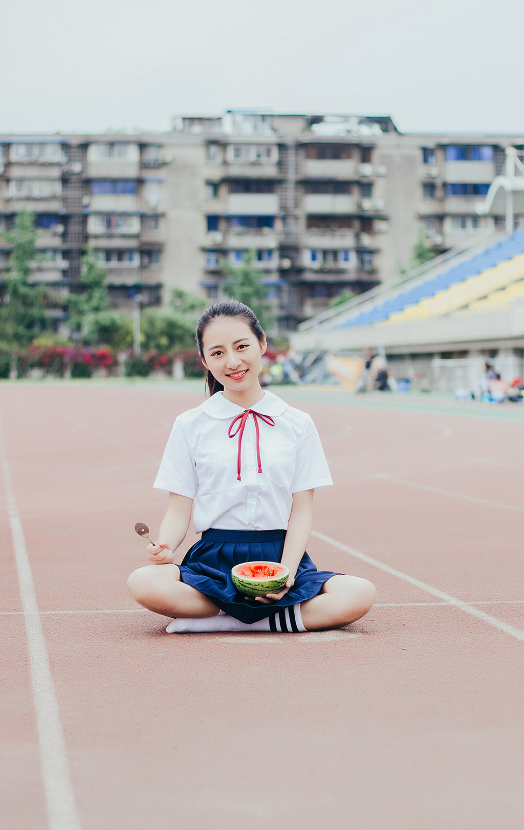 甜美西瓜少女学生装可爱写真