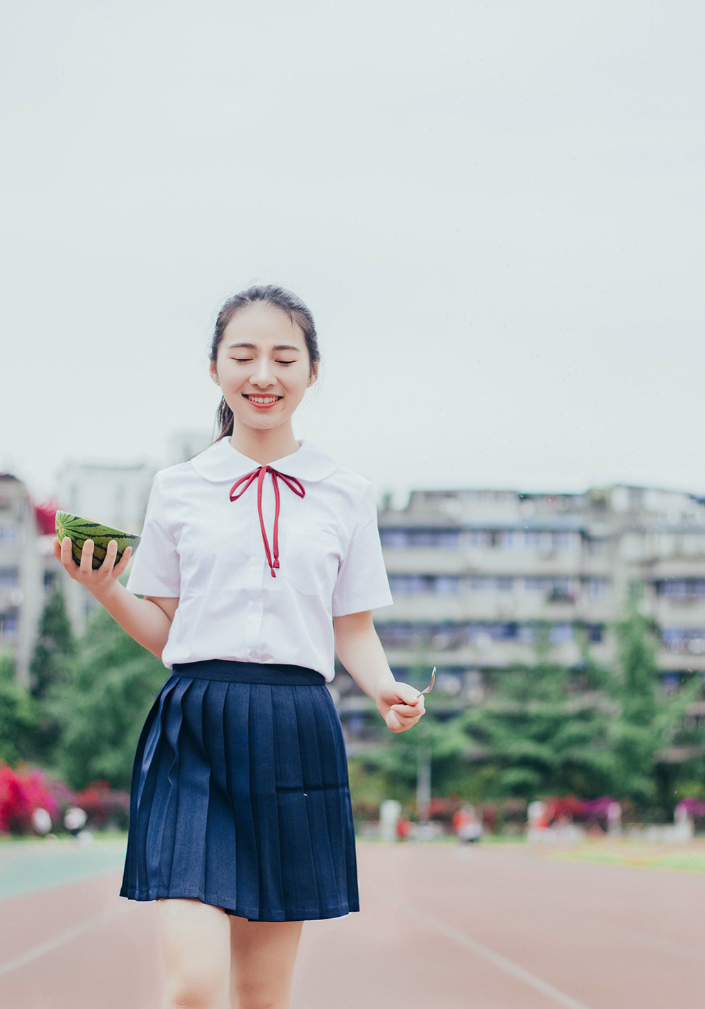 甜美西瓜少女学生装可爱写真