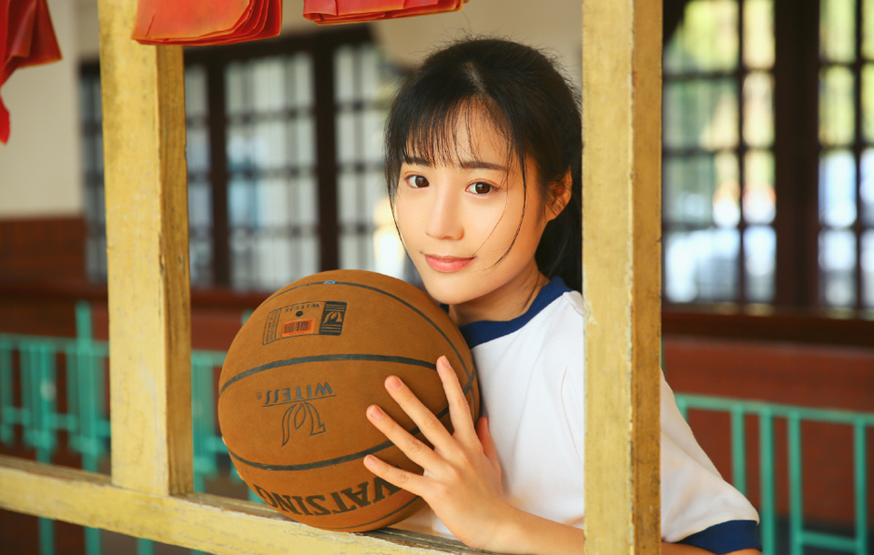 篮球少女室内体育馆活力写真舞动青春