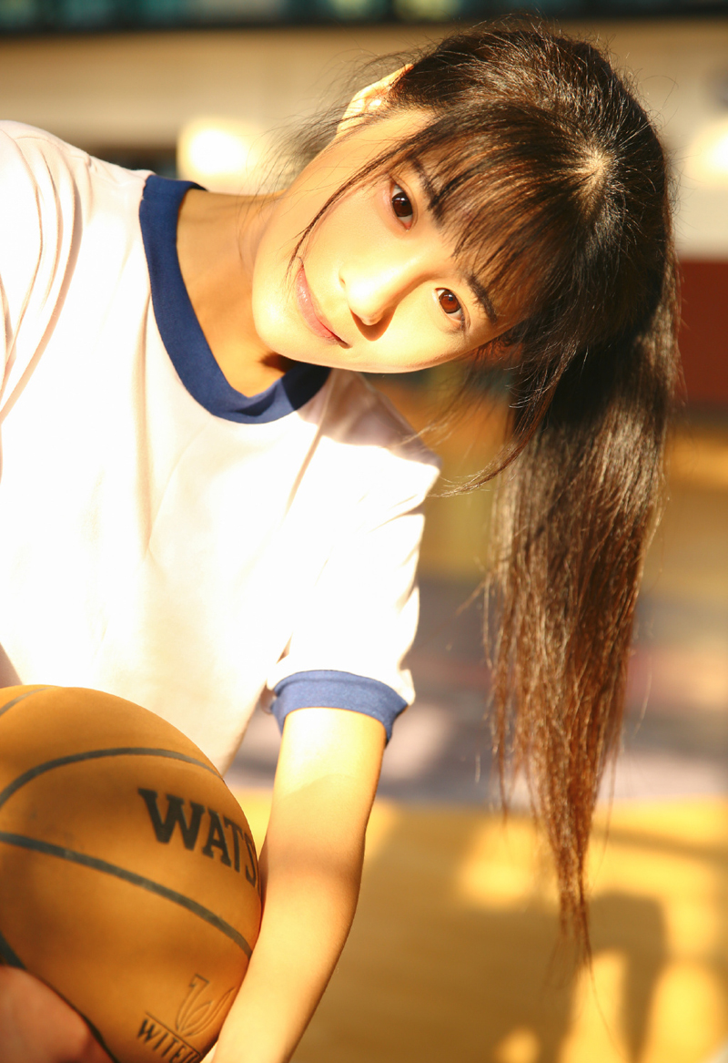 篮球少女室内体育馆活力写真舞动青春
