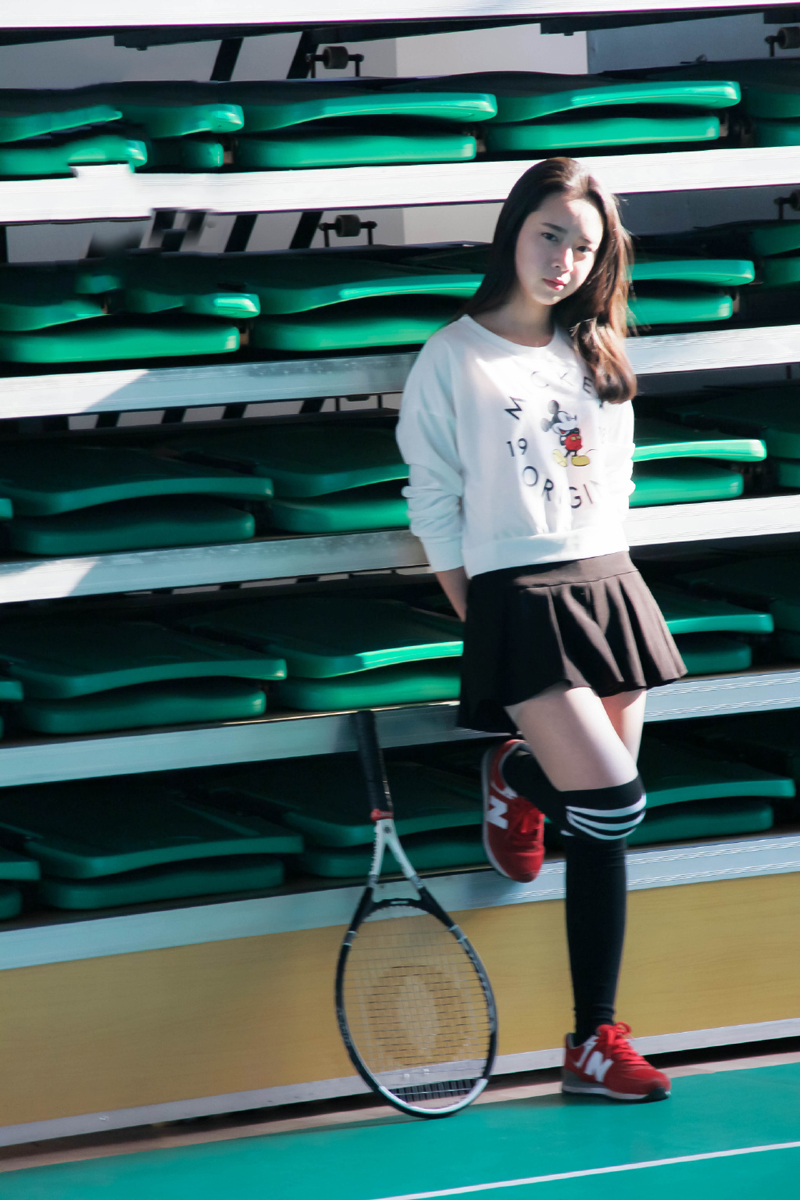 可爱短裙少女网球场气质写真