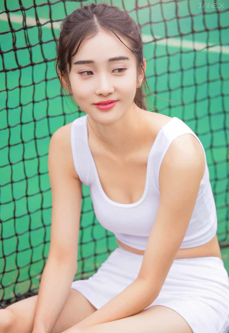 白皙少女性感运动套装网球场上挥洒汗水