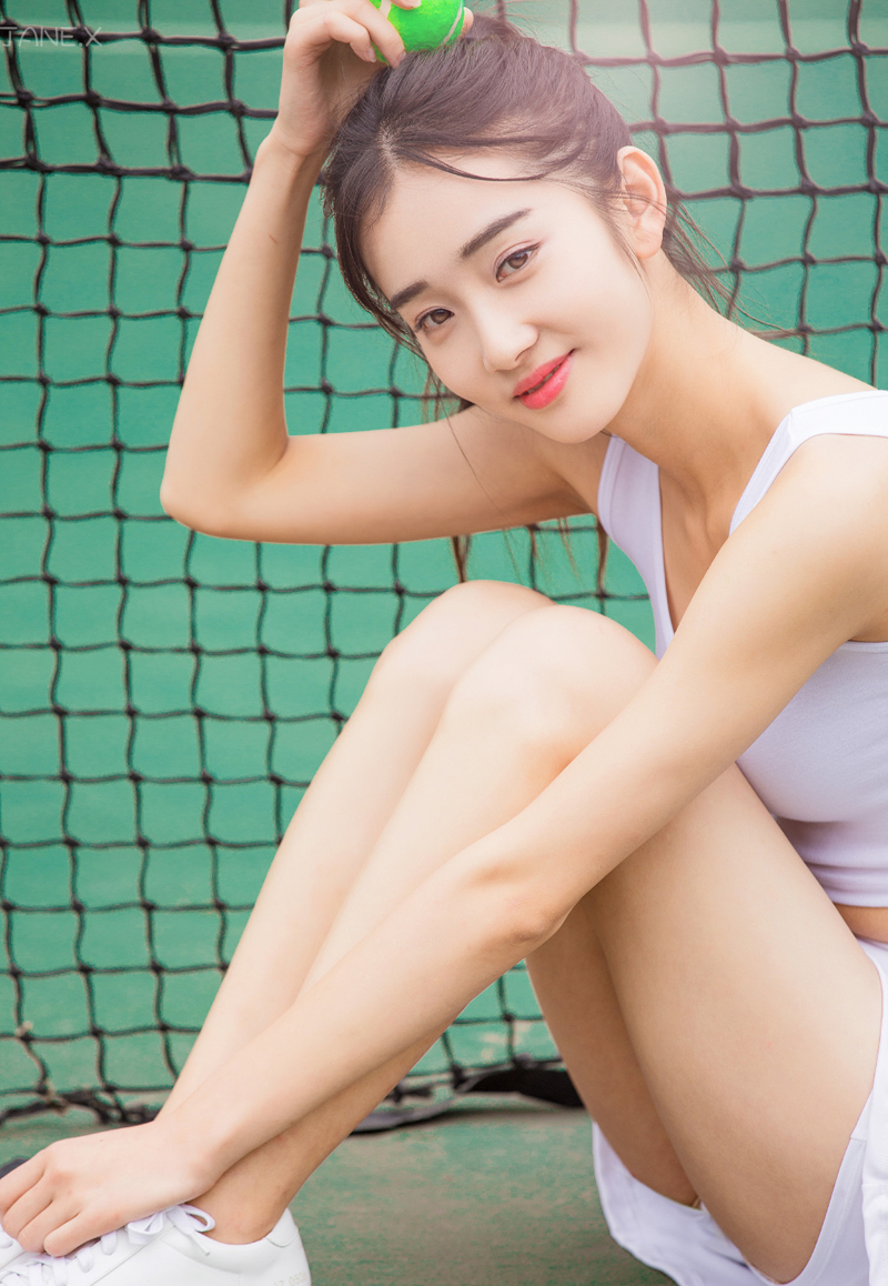白皙少女性感运动套装网球场上挥洒汗水